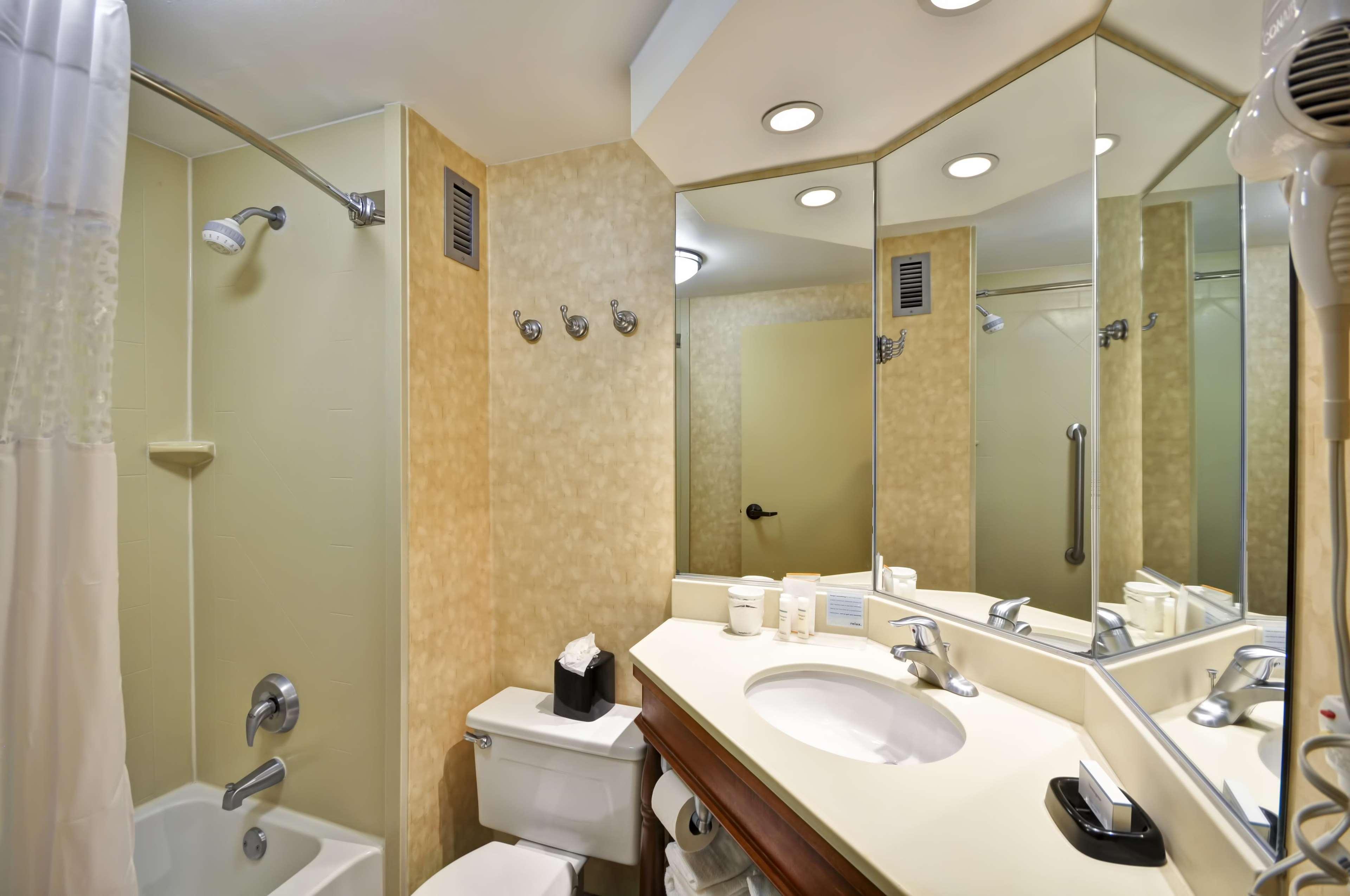 Hampton Poplar Hotel 3*