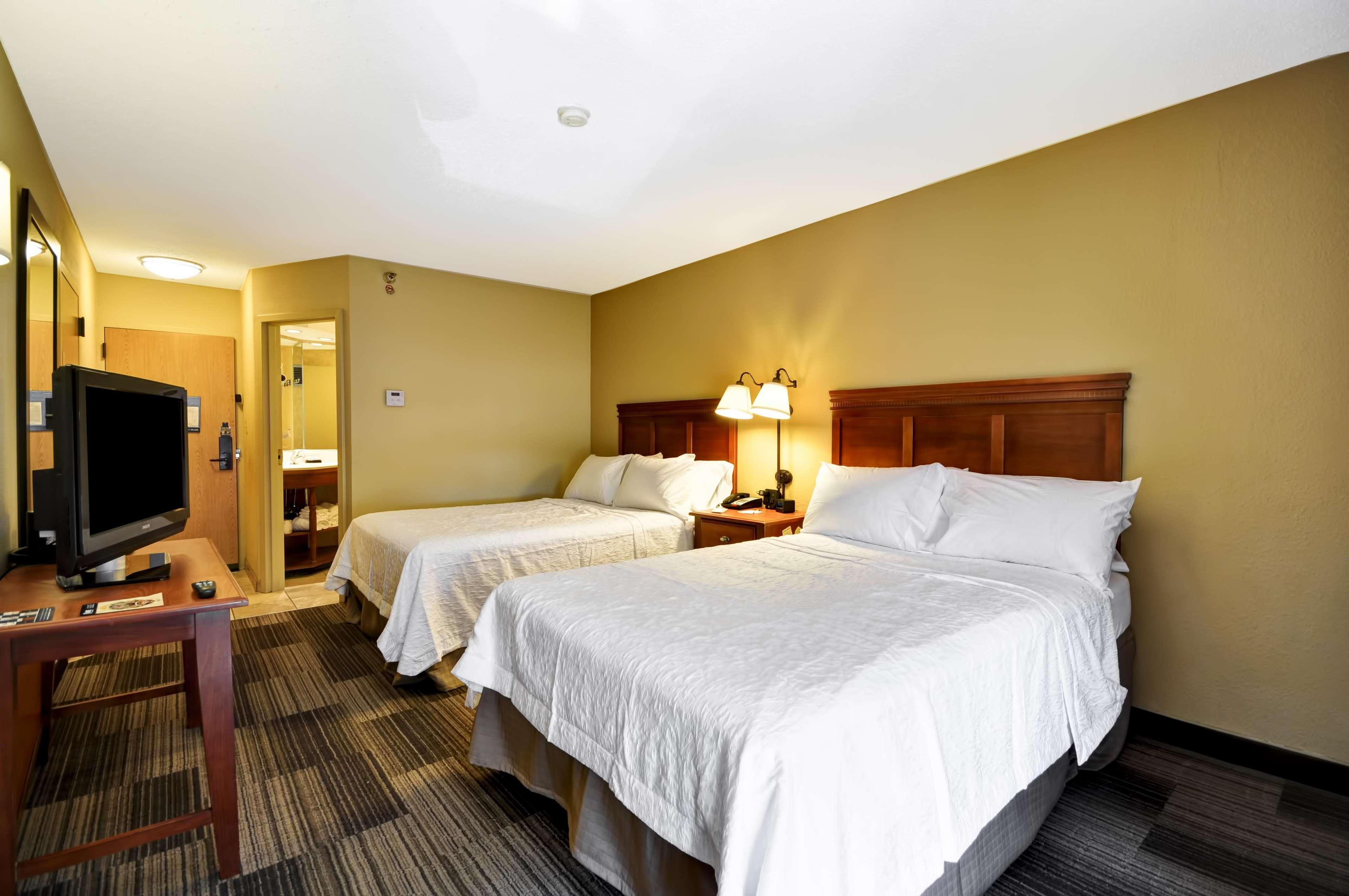 Hampton Poplar Hotel 3*