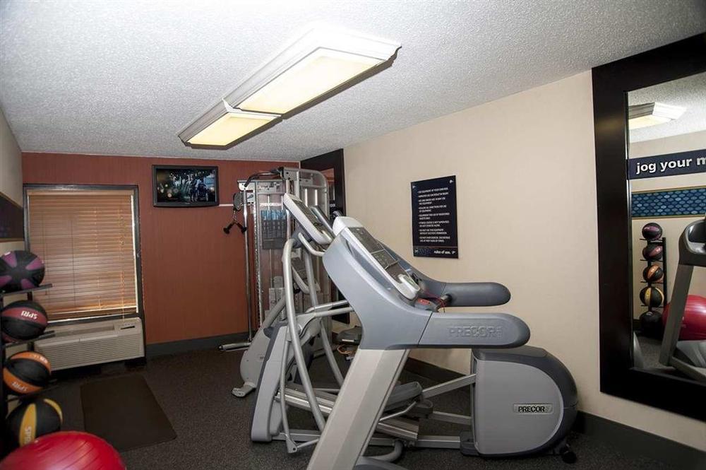 Hampton Poplar Hotel 3*