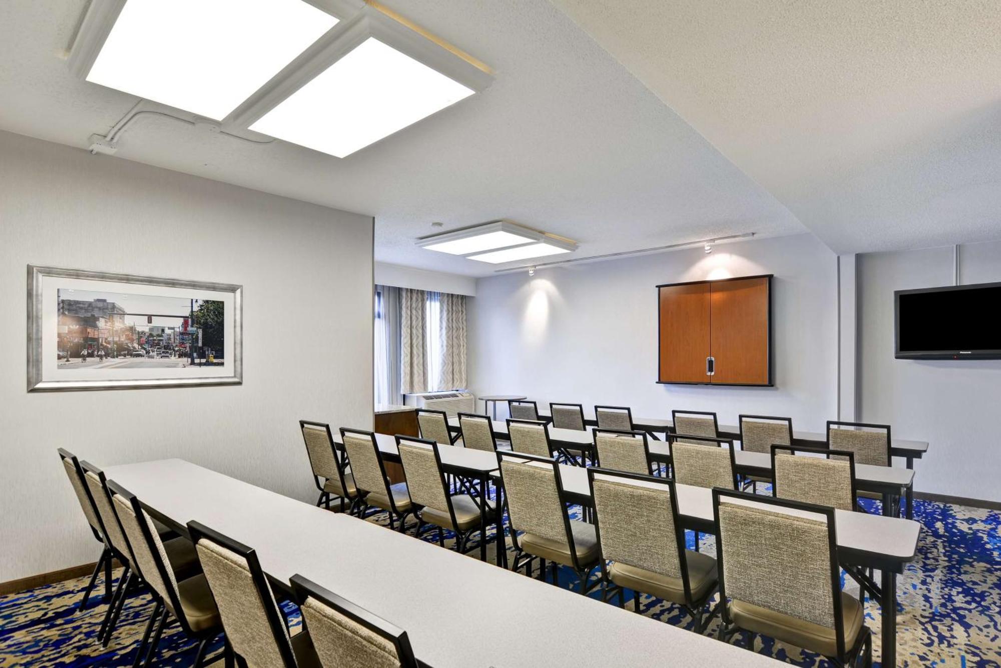 Hotel Hampton Poplar 3*