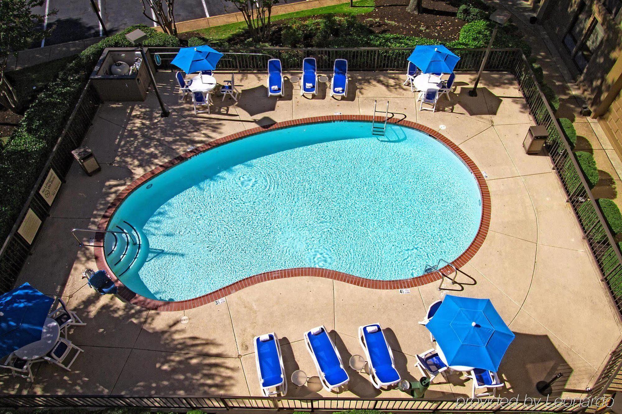 Hampton Poplar Hotel 3*